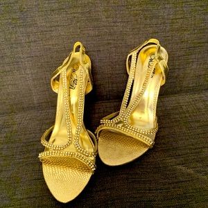 🍉 Beautiful gold heels!